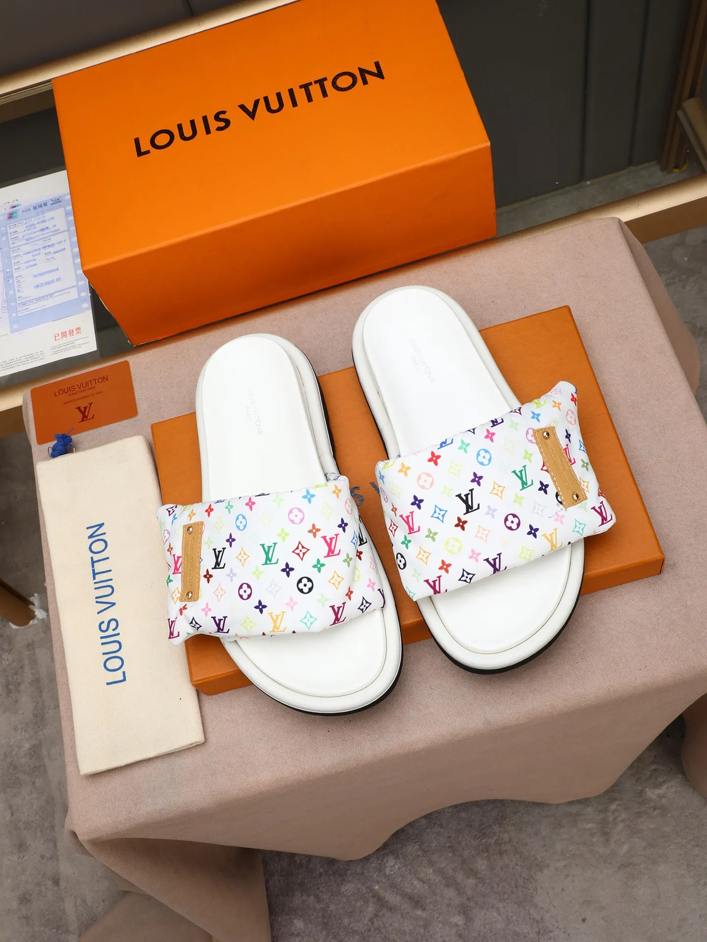 PP360 [LOUIS VUITTON] Louis Vuitton, LV printing, men's and women's slippers are on the market. The drawer box packaging comes with a cloth bag and a card. The upper pattern looks very soft and waxy, and it is a super versatile leg slimming tool. Fabric: imported denim/canvas/old fabric, LV hardware LOGO, official website pattern printing, comfortable to wear, feet: high-elastic PU water table. Sole: foam sole, heel height: about 5cm. Code number: 35-46, 35, 45, 46 are custom-made and non-returnable. Color: multiple colors and styles available.